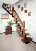 Лестница деревянная двухцветная