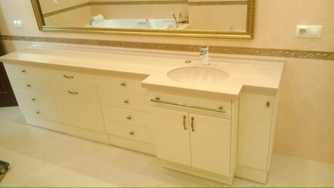 Комплект мебели для ванной комнатысо шкафами белый